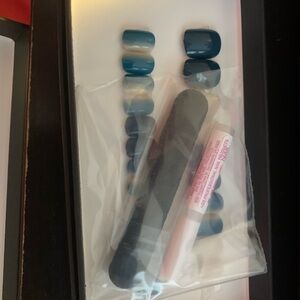 Blue tones glue on nails